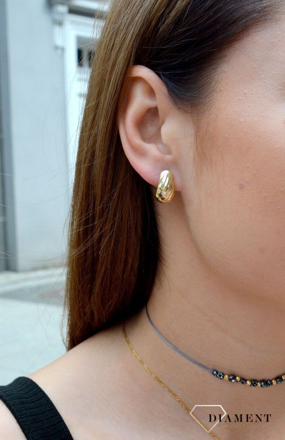 Złote kolczyki pr 333 blaszki nacinane KL 4394A 333. Złote kolczyki wykonane z dbałością o każdy szczegół i detal. Kolczyki zachowane w prostej formie blaszki. Elegancka biżuteria posiada wygodne zapięcie t.jpg